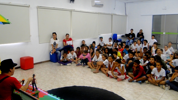 Contação de história infantil com José Robson (Binho) contando essa divertida história com boneco