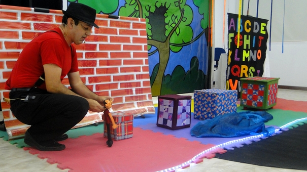 "Esconde e Acha" um espetáculo baseado no conto "Espelho Mágico"