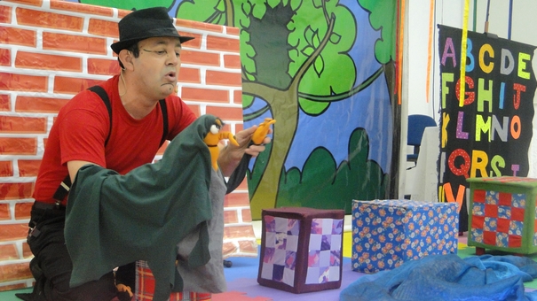 Vamos escutar um história com o Binho? Uma narração cheia de brincadeiras e muito alegre