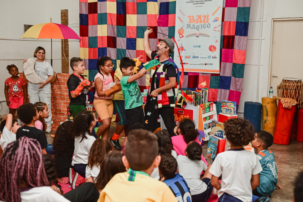 Momento lúdico com teatro de fantoches da Cia Artepalco em um projeto cultural na cidade de Campinas SP
