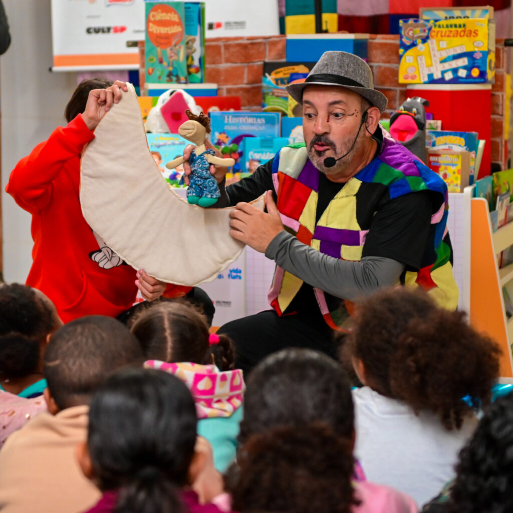 Apresentação de teatro de bonecos para crianças em escola de São Paulo - Cia Artepalco