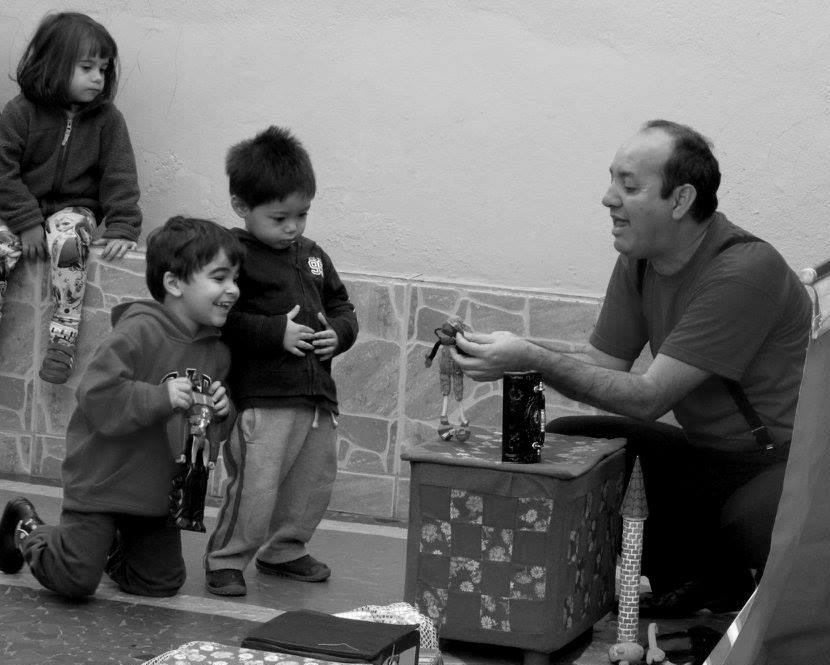 Profissional realizando contação de história com fantoche para público diversificado