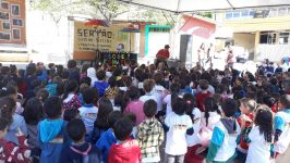 Como Contar Histórias. Dicas e técnicas de José Robson (Binho) da Cia Artepalco. Na foto, Binho se apresentando em Extrema, MG, em praça pública