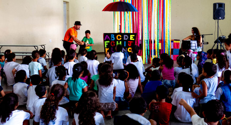 José Robson em uma apresentação. Plateia da contação de história em Mogi das Cruzes