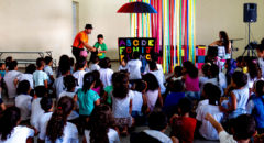 José Robson em uma apresentação. Plateia da contação de história em Mogi das Cruzes