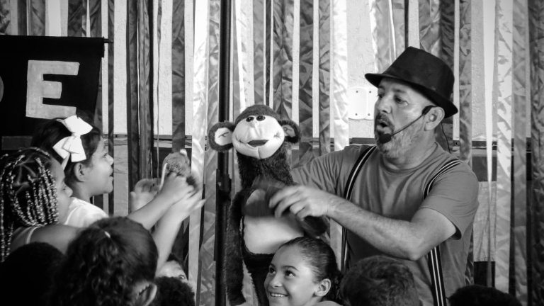 Técnicas de manipulação e contação de histórias com fantoches em evento infantil.