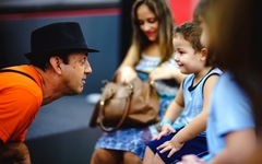 Contador olhando criança em evento infantil