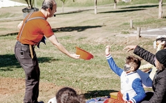como contar histórias, dicas e técnicas. Na foto, Binho contando história em parque de Indaiatuba SP