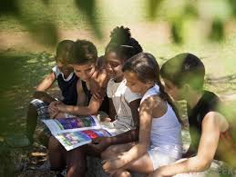 crianças lendo