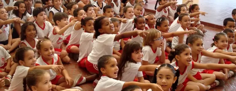 como contar histórias, dicas e técnicas. Na foto, plateia Infantil Ouvindo uma contação de histórias com BInho