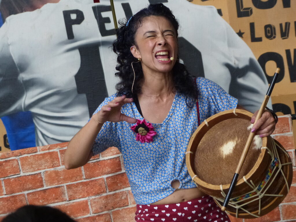 A Contadora de Histórias, Dani Oliveira, em uma contação de história infatil