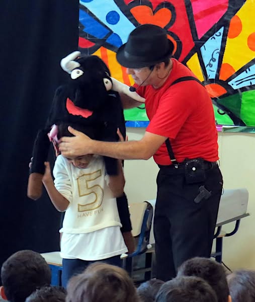 Binho em contação de histórias para Festa Junina - O Boizinho da Cara Pintada