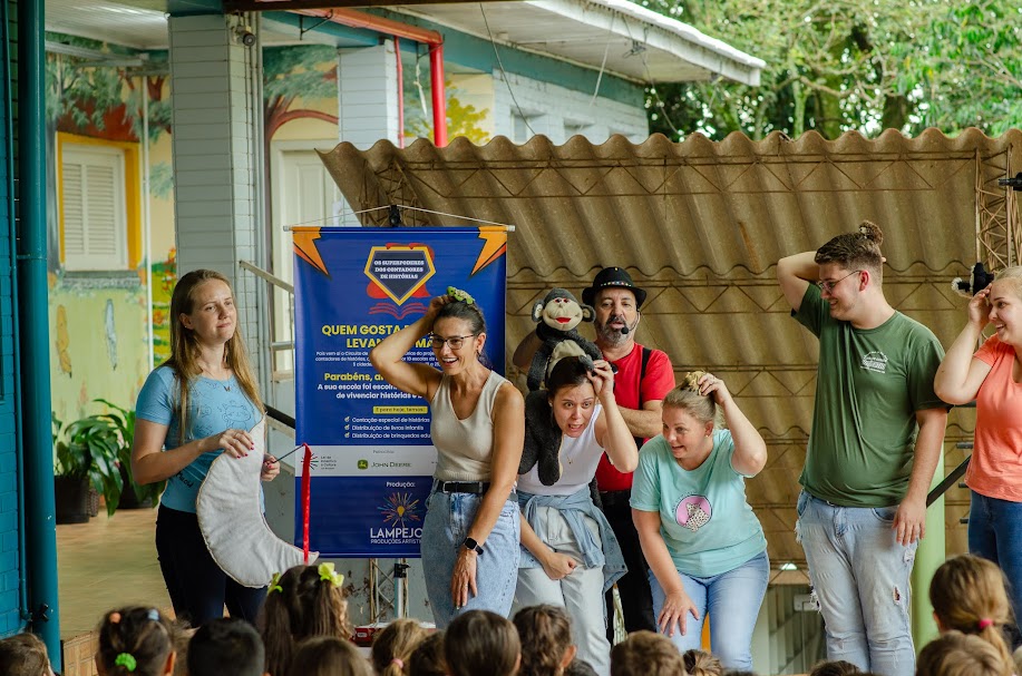 O Contador de História José Robson em uma contação com participação dos educadores